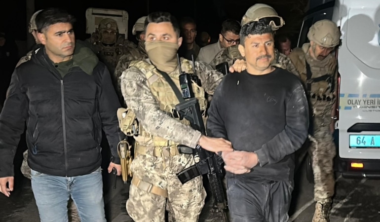 UŞAK'TA GÖREV BAŞINDAKİ POLİS EKİPLERİNE POMPALI TÜFEKLE ATEŞ AÇILDI: 2 POLİS YARALANDI