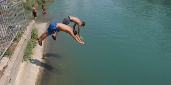 SICAKLAR ETKİSİNİ ARTIRMADAN 3 KİŞİ SERİNLEMEK İSTERKEN ÖLDÜ ADANA'DA SICAKLAR HENÜZ ETKİSİNİ ARTIRMAMASINA RAĞMEN YAZIN AİLELERİN KORKULU RÜYASI OLAN BOĞULMA VAKALARI DA BAŞLADI BİR HAFTA İÇİNDE 3 KİŞİ SERİNLEMEK İSTERKEN BOĞULDU