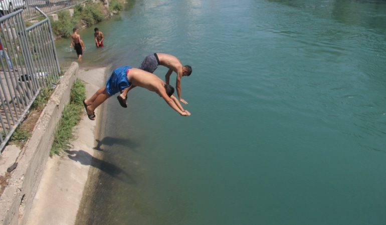 SICAKLAR ETKİSİNİ ARTIRMADAN 3 KİŞİ SERİNLEMEK İSTERKEN ÖLDÜ ADANA'DA SICAKLAR HENÜZ ETKİSİNİ ARTIRMAMASINA RAĞMEN YAZIN AİLELERİN KORKULU RÜYASI OLAN BOĞULMA VAKALARI DA BAŞLADI BİR HAFTA İÇİNDE 3 KİŞİ SERİNLEMEK İSTERKEN BOĞULDU