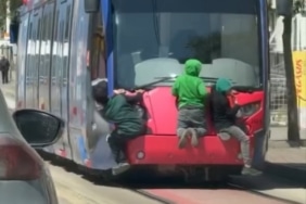 TRAMVAYIN ARKASINA TUTUNAN ÇOCUKLAR YÜREKLERİ AĞZA GETİRDİ