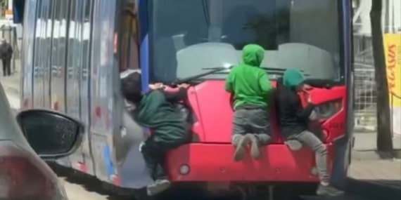 TRAMVAYIN ARKASINA TUTUNAN ÇOCUKLAR YÜREKLERİ AĞZA GETİRDİ