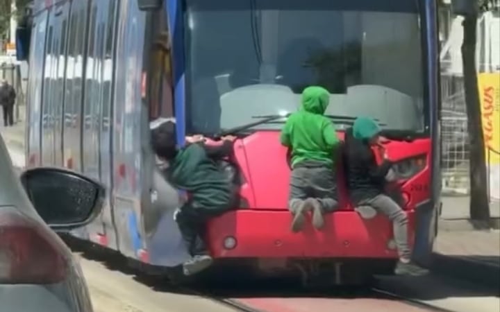 TRAMVAYIN ARKASINA TUTUNAN ÇOCUKLAR YÜREKLERİ AĞZA GETİRDİ
