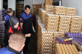 HALİLİYE'DE SAĞLIKSIZ DEPOYA BASKIN: 5 BİN KOLİ YUMURTA İMHA EDİLDİ