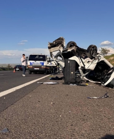 ŞANLIURFA'DA HAFİF TİCARİ ARAÇ OTOMOBİLLE ÇARPIŞTI: 3 ÖLÜ, 5 YARALI