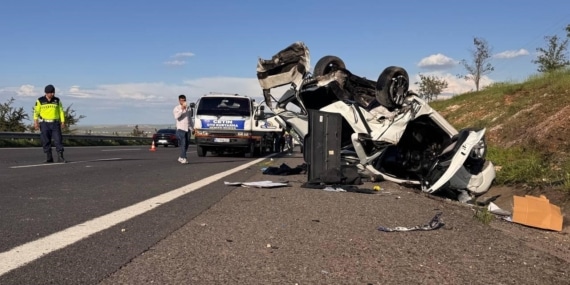 ŞANLIURFA'DA HAFİF TİCARİ ARAÇ OTOMOBİLLE ÇARPIŞTI: 3 ÖLÜ, 5 YARALI