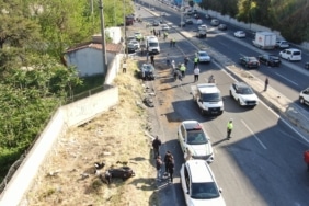 BORNOVA'DA FRENİ PATLAYAN TIR KARŞI ŞERİDE GEÇTİ: ÖLÜ VE YARALILAR VAR