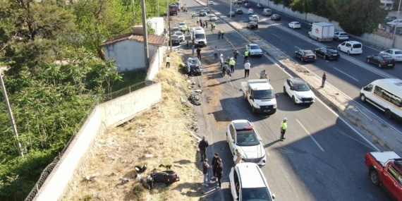 BORNOVA'DA FRENİ PATLAYAN TIR KARŞI ŞERİDE GEÇTİ: ÖLÜ VE YARALILAR VAR