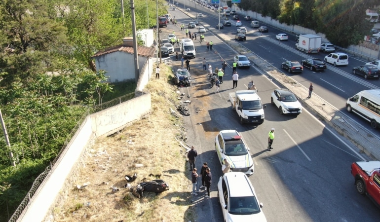 BORNOVA'DA FRENİ PATLAYAN TIR KARŞI ŞERİDE GEÇTİ: ÖLÜ VE YARALILAR VAR