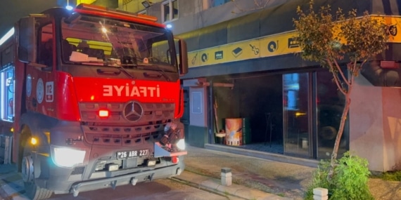 ESKİŞEHİR'DE EĞLENCE MEKANINDA YANGIN: MÜŞTERİLER KENDİNİ DIŞARI ATTI