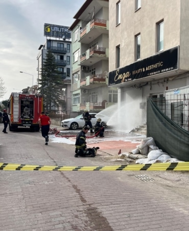 Binanın doğal gaz kutusundaki patlamada otomobil hasar gördü