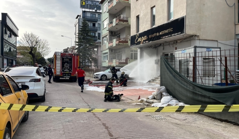 Binanın doğal gaz kutusundaki patlamada otomobil hasar gördü