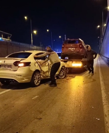 Bursa'da 2 otomobil ve midibüsün karıştığı kazada 6 kişi