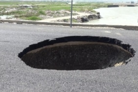 Çökme sonrası onarılan yolda çukur oluştu