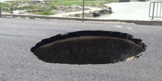 Çökme sonrası onarılan yolda çukur oluştu