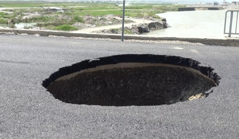 Çökme sonrası onarılan yolda çukur oluştu