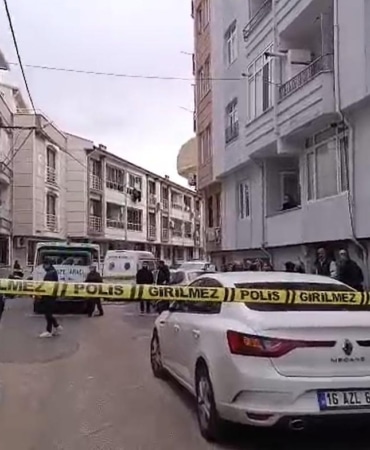 Evinde boğazı kesilerek öldürüldü