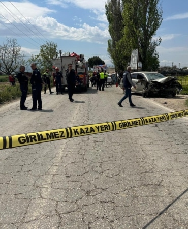 İzmir'de 3 otomobilin karıştığı kaza: 1 ölü, 3 yaralı