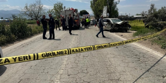 İzmir'de 3 otomobilin karıştığı kaza: 1 ölü, 3 yaralı