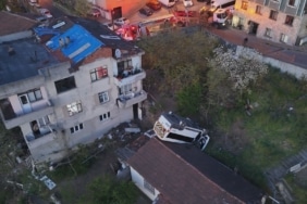 Kağıthane'de takla atan okul servisi evin çatısına düştü