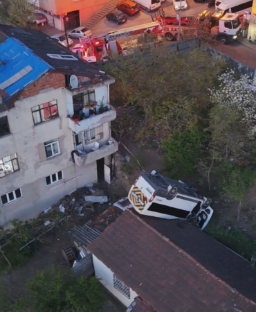 Kağıthane'de takla atan okul servisi evin çatısına düştü
