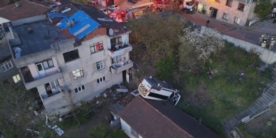 Kağıthane'de takla atan okul servisi evin çatısına düştü