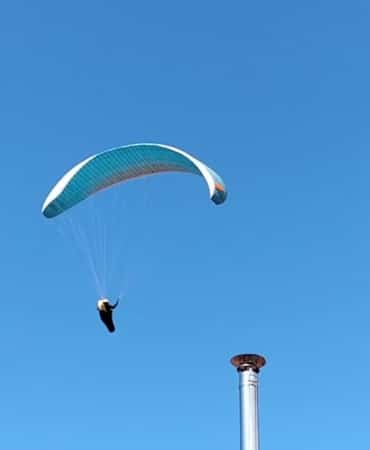 Mahallenin üstünden geçen paraşütçüyü çaya çağırdı