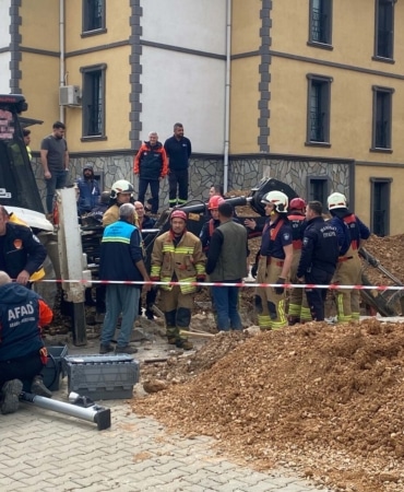 Manisa'da kanalizasyon çalışmasında göçük; 1 işçi topra