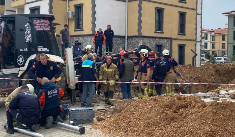 Manisa'da kanalizasyon çalışmasında göçük; 1 işçi topra