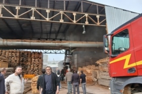 Mobilya fabrikasında çıkan yangın söndürüldü