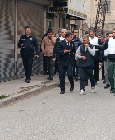 Polisleri görünce 5 kişiyi rehin alan cezaevi firarisi, ikna