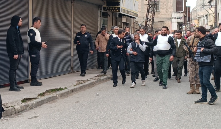 Polisleri görünce 5 kişiyi rehin alan cezaevi firarisi, ikna