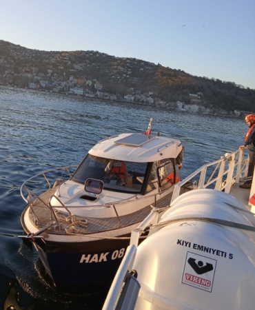Sarıyer'de sürüklenen ve içinde 2 kişi bulunan tekne kurtar