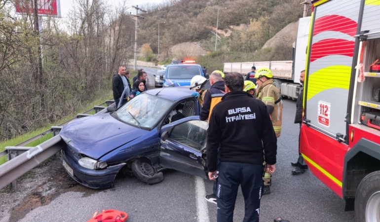 Sürücüsünün epilepsi nöbeti geçirdiği otomobil bariyerle