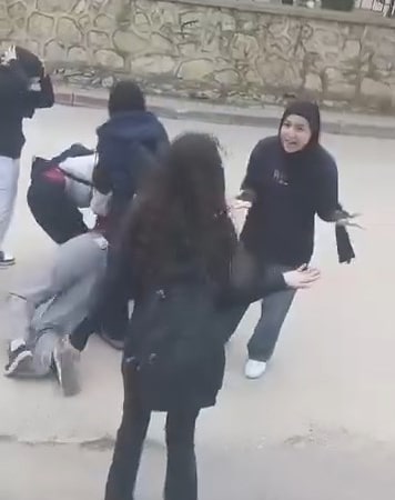 Tartıştıkları okul arkadaşlarını darbettiler; o anlar kam