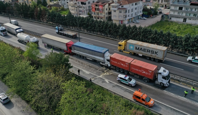 TEM’de 6 TIR zincirleme kazaya karıştı; Ankara yönünde ul