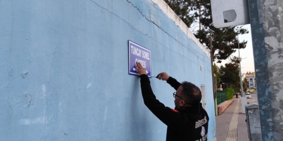 Tuncay Sonel’in adının verildiği cadde tabelası söküldü