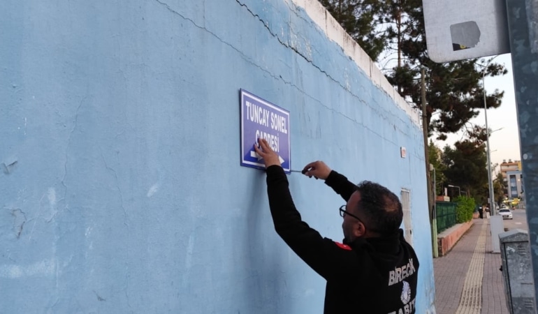 Tuncay Sonel’in adının verildiği cadde tabelası söküldü