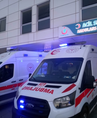 Yüksek sesle konuşan müşteriyi uyaran garson, bıçakla ağ.