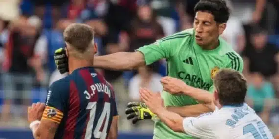 ispanyada-2-liginde-kaleci-sinir-krizi-gecirdi-adam-oldurmeye-tesebbus-fpah