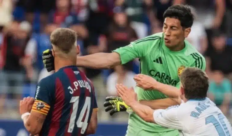 ispanyada-2-liginde-kaleci-sinir-krizi-gecirdi-adam-oldurmeye-tesebbus-fpah