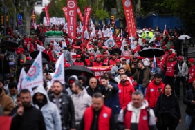 İstanbul'da bazı sendikalar 1 Mayıs Emek ve Dayanışma Günü'nü Kadıköy'de kutladı