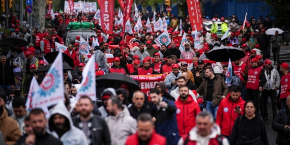 İstanbul'da bazı sendikalar 1 Mayıs Emek ve Dayanışma Günü'nü Kadıköy'de kutladı