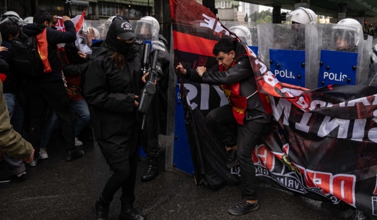 Taksim Meydanı'na yürümek isteyen gruplara müdahale