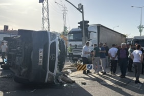 Kocaeli'de işçi servisi ile tırın çarpıştığı kazada 8 kişi yaralandı