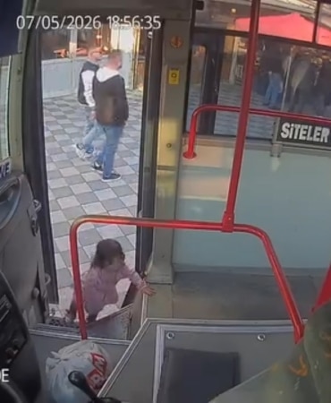 Ailesini bulamayıp emekleyerek halk otobüsüne binen 2 yaşın
