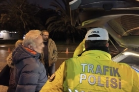 EŞİNİN SÜRÜŞÜNÜ BEĞENMEYİP DİREKSİYONA GEÇTİ, EHLİYETİNDEN OLDU