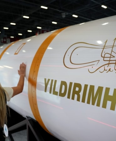 TÜRKİYE'NİN BUGÜNE KADAR ÜRETTİĞİ EN BÜYÜK FÜZESİ YILDIRIMHAN İLK KEZ SERGİLENDİ EN UZUN MENZİLLİ FÜZE OLMA ÖZELLİĞİ TAŞIYAN KITALARARASI HİPERSONİK BALİSTİK FÜZE YILDIRIMHAN YILDIRIMHAN'NIN ANİMASYON GÖRÜNTÜSÜ NEFES KESTİ