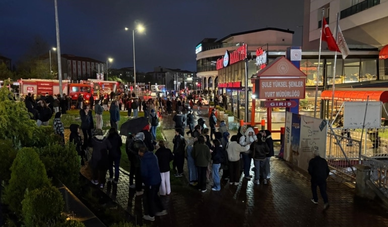 ÖĞRENCİ YURDUNDA YANGIN PANİĞİ: ÖĞRENCİLER SOKAĞA DÖKÜLDÜ KAYSERİ'DE KIZ ÖĞRENCİ YURDUNDA PRİZDEN ÇIKAN YANGIN BÜYÜMEDEN SÖNDÜRÜLDÜ