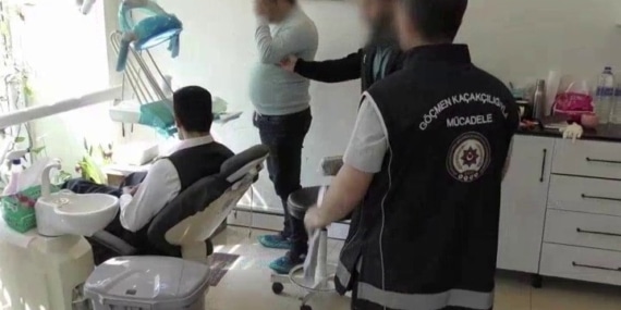 BURSA'DA SAHTE DOKTOR ÇETESİ ÇÖKERTİLDİ... EVLERİ KAÇAK KLİNİĞE ÇEVİRMİŞLER