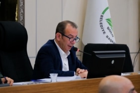 TANJU ÖZCAN'IN ŞANTAJ DAVASINDA İFADESİ ORTAYA ÇIKTI: "EŞİME KARŞI BİR ÖZÜR BORCUM VARDIR" "TCK'DA AHMAKLIK SUÇU VARSA CEZALANDIRILMAMI İSABETLİ GÖRÜYORUM" "2024 YILINDAN BU YANA BİRKAÇ DEFA MESAJLAŞMALAR GERÇEKLEŞMİŞTİR" "SİYASİ HASMIMIN TELKİNİYLE İFTİRA ATTI, ŞOFÖRÜMÜN NİKAHI İPTAL OLDU" "ÖZNUR'UN İFTİRALARI SONUCUNDA ŞOFÖRÜMÜN MAYIS AYINDA YAPILACAK NİKAHI BU ÇİRKİN İFTİRA YÜZÜNDEN İPTAL EDİLMİŞTİR. İDDİALARI İLE BİR YUVA KURULMASINI ENGELLEYEN ÖZNUR Ç. VE BÖYLE BİR İFADEYİ VERMESİ İÇİN KENDİSİNİ İKNA EDENLERİ ALLAH'A HAVALE EDİYORUM"